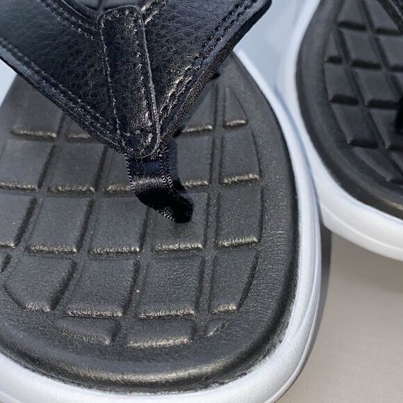 Kenneth Cole Reaction Four Thong Sandals - Picture 2 of 8